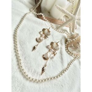 Gorgeous clamshell and seashell dangle earrings with faux pearl detail ￼
